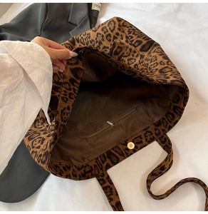 Vista dettagliata della borsa tote leopardata con tasca con zip e chiusura magnetica