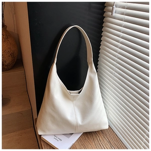 Detailaufnahme einer weißen minimalistischen Hobo-Tasche mit strukturierter PU-Leder-Maserung