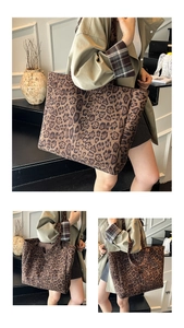 Dettaglio della borsa tote leopardata con trama del tessuto e tracolla resistente