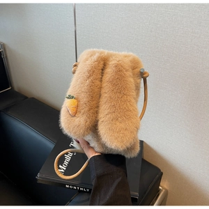 Détail du sac à bandoulière en peluche lapin marron avec carotte brodée et oreilles