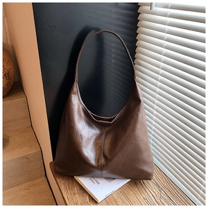 Detailansicht der dunkelbraunen Hobo-Tasche aus Kunstleder mit Vintage-Textur und Schultergurt