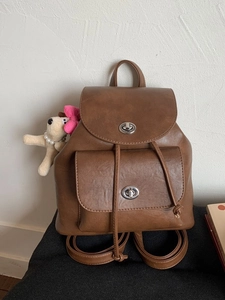 Brauner Retro-Rucksack für Damen aus Kunstleder mit silbernen Metalldrehverschlüssen