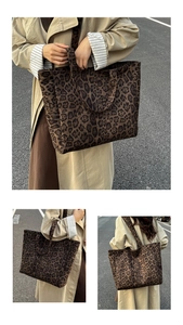 Diverse visuali di una borsa tote leopardata grande abbinata a un trench kaki