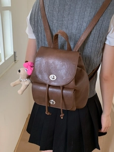 Retro Damenrucksack aus braunem PU-Leder mit Klappdeckel und süßem Welpen-Anhänger