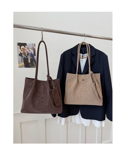 Detail view of the large capacity tote bag set with branded PAN TER logo and accessories