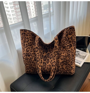 Dettaglio borsa tote leopardata con grande capacità e robusto tessuto di tela spessa