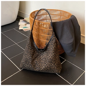 Detailansicht der Leopard-Print-Tragetasche mit schwarzen Lackleder-Schultergurten