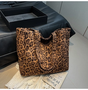Dettaglio della borsa tote in tela leopardata con texture pregiata e grande capienza