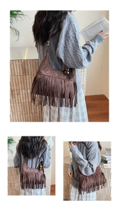 Dettaglio della texture in pelle scamosciata con borchie a stella e frange della borsa