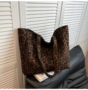 Vista dettagliata della borsa tote grande con stampa leopardata e consistenza morbida