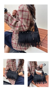 Dettaglio borsa hobo in camoscio nero con borchie a stella, perline in legno e frange