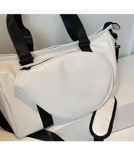 Dettaglio della borsa sportiva in pelle PU bianca con tasca con zip rimovibile