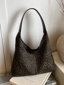Große Hobo-Tasche mit Leopardenmuster und schwarzen Ledergriffen für stilvolles Pendeln