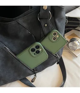 Vue détaillée d'un cabas noir mat avec poche zippée en métal et étuis de téléphone