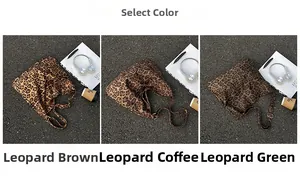 Dettaglio delle borse tote in tela con stampa leopardata in marrone, caffè e verde