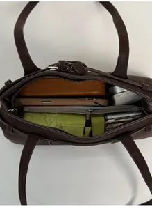 Innenansicht der braunen Leder-Tote-Bag mit großem Fassungsvermögen für Alltagsgegenstände