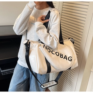 Grande borsa sportiva in PU bianco con logo NOCOBAG e cinghie nere per il viaggio