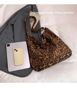 Borsa tote leopardata con confronto dimensioni iPad e iPhone e grande capacità