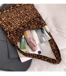 Dettaglio interno della borsa leopardata con spazio per tablet e ombrello pieghevole