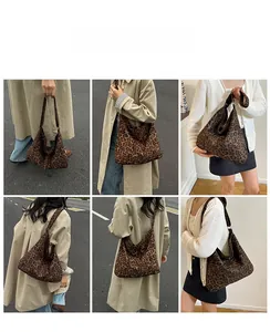 Viste dettagliate della borsa hobo grande in tela leopardata mostrata in varie pose