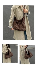 Dettaglio della borsa hobo leopardata con tracolla larga e struttura a forma di mezzaluna