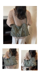 Détail du sac cabas en daim vert foncé avec poches zippées et rivets métalliques