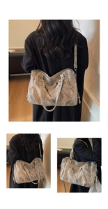 Détails du sac cabas gris vintage montrant la texture cuir lavé et les rivets