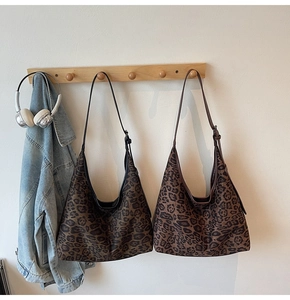 Detail der Hobo-Tasche mit Leopardenmuster und verstellbarem Riemen in Casual-Szenerie