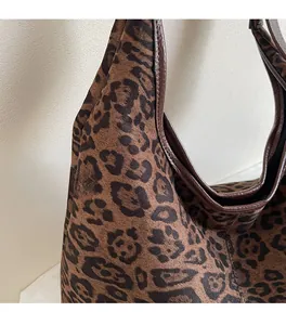 Detailansicht der Vintage-Leoparden-Wildledertextur und der präzisen Verarbeitungsnähte
