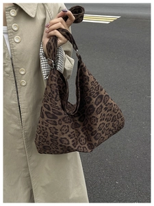 Dettaglio della fibbia in metallo regolabile sulla borsa tote in tela leopardata