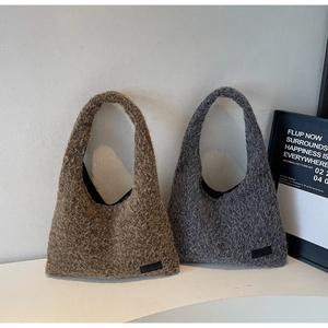 Détail de la texture en fausse fourrure pelucheuse sur les sacs hobo marron et gris