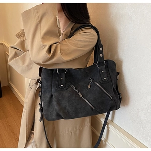 Détails du sac fourre-tout en daim gris foncé avec fermetures éclair métalliques