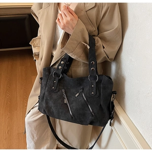 Détails du sac cabas vintage noir avec rivets métalliques et poches zippées