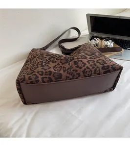Detailansicht der Leopard-Print-Einkaufstasche mit braunem Kunstleder und stabilen Riemen