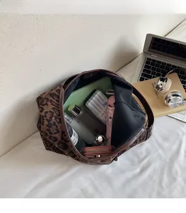 Draufsicht auf die geräumige Leopard-Tragetasche mit Tablet und Alltagsgegenständen