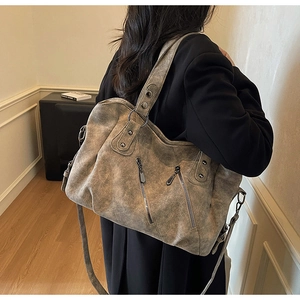 Vue détaillée du grand sac cabas vintage avec doubles fermetures éclair et rivets métalliques