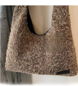 Vue détaillée de la texture en peluche marron et de la doublure noire du sac cabas en fourrure