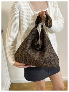Dettaglio della borsa tote leopardata con ampia tracolla e attacchi ad anello metallico