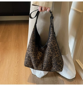 Detailansicht der großen Leopard-Print Tote Bag mit schwarzen Leder-Schulterriemen