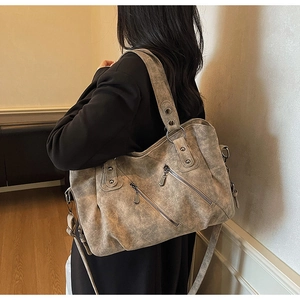 Détails du sac cabas gris vintage avec rivets argentés et texture en cuir mat