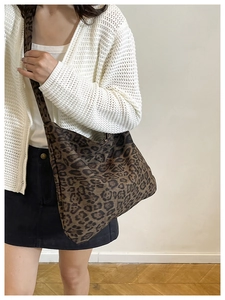 Dettaglio della borsa tote in tela con stampa leopardata e trama animalier strutturata