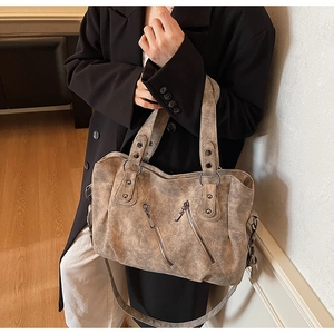 Vue détaillée du sac cabas kaki rétro avec texture vintage et détails de clous en métal