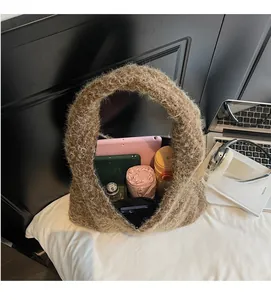 Détail intérieur d'un grand sac fourre-tout en peluche marron avec espace de rangement