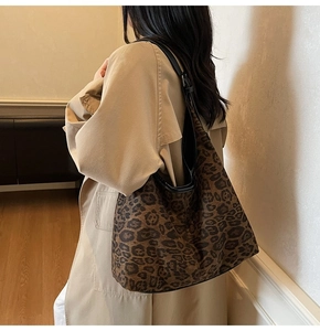 Modische Leopard-Tragetasche kombiniert mit beigem Trenchcoat für einen retro Pendler-Look