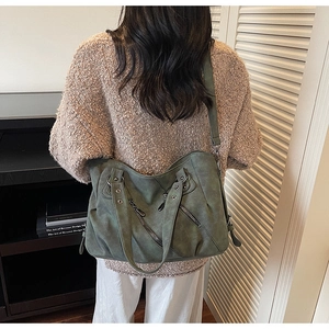 Détail du grand sac cabas vert olive avec texture mate et fermetures éclair décoratives