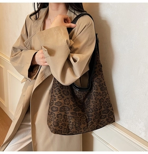 Detailansicht der Tragetasche mit Leopardenmuster kombiniert mit beigem Trenchcoat