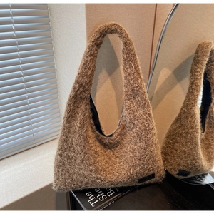 Détail d'un sac cabas en peluche marron avec une texture douce et une doublure intérieure