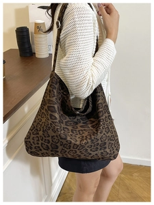 Dettaglio della borsa hobo leopardata con tracolla a fibbia metallica regolabile