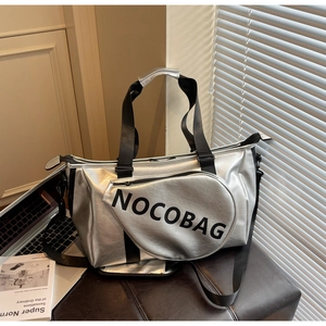 Dettaglio della borsa tote argento metallizzato con mini pochette staccabile