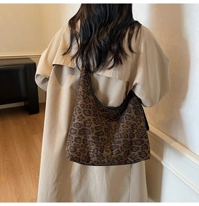 Detailansicht der großen Leopard-Tragetasche kombiniert mit einem beigen Trenchcoat